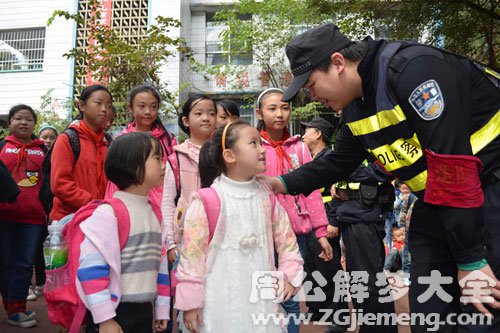 梦见坏人闯入校园