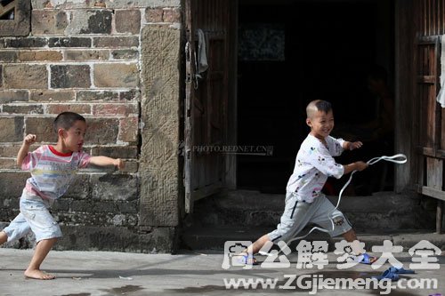 小孩跑来跑去