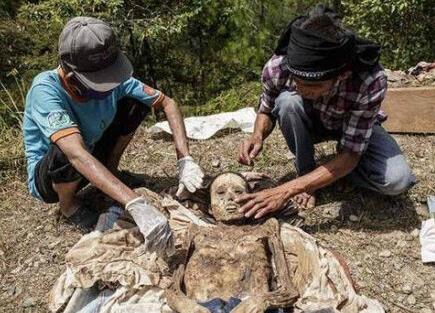 　　梦见死人、尸体、死尸、遗体 　　梦见死人、尸体、死尸、遗体好不好，要注意些什么，这里为您整理了权威的周公解梦查询。关键词: 死人 尸体 遗体 　　梦见死人或尸体表示你打算忘记一些不快的往事，并準备从失意中再站起来。不用害怕。如果梦境是快乐的，这是吉祥之见，如果是悲伤、严肃的则是骨肉将有意外。 　　梦见棺木里的死人，不论是从棺材走出来或是在棺材里说话，都是一个吉梦，表示你有远客到访，财运也即将好转，将有不错的收入。 　　梦见与死人交谈，会扬名四海。 　　梦见死人微笑，会受到人们的尊敬。 　　梦见与已经死了的人进餐，会长寿。 　　梦见把死人抱在怀里，或呼喊死人的名字，不久要离开人世。 　　梦见与死去之人交谈，则享富贵吉利。 　　梦见去世的父亲并和他谈话，意味着某笔你正要做的生意会亏本。 　　梦见与死人说话表示一些小愿望能够达成，正在进行中的事情会成功，或正在讨论的事情会有好消息。 　　梦见去世的母亲，告诉你不要被朋友引入歧途，或养成不良习惯。 　　梦见死去的人像活时一样的音容笑貌，而且生活得很愉快，意味着不好的影响会闯入你的生活圈子。 　　梦见跟死去的亲属谈话，这位亲属要你给他一个承诺，警告你不要执迷不悟。 　　鳏夫梦见已故的妻子，会与一位受过教养的女人结婚，她会成为自己事业的助手。 　　寡妇梦见已故的丈夫，会恪守贞节，史册留名。 　　梦见办公室或工作场所有尸体，表示你所关心的某个人，会受到损失，有一些胡作非为的人会搞的他不得安宁。 　　梦见很多的尸体：会嫁给一个弱不经风的男人。 　　男人梦见很多的尸体预示出远门，吉。 　　梦见死人骂人主大吉。 　　梦见尸体燃烧，表明读书运将会上升。 　　梦见死人从棺木中走出表示很久没有联络的朋友会突然来访的预兆。 　　如果梦见战场上的尸体，或你自己被袭击，则是幸运的象徵，因为死是代表人生新阶段的开始。 　　见死亡尊长大吉，意思是梦见死去的长辈是个非常吉利的梦。 　　梦见自己抱著骷髅表示将受人毁谤或被人诈欺。 　　梦见死人吃饭，是生病的征兆，要注意休息，保养身体。 　　梦中死人哭泣的话，则表一切不顺利．愿望也无法达成。 　　梦见死人进入家中幸运将至的预兆。 　　梦见自己抱著尸体，是大吉大利，有很好的财运，若尸体有臭味则事业更繁荣，若为死尸生蛆则得大利，可能能发大财。 　　孕妇梦见死人代表即将临盆，且会生一个健康、漂亮的小孩。 　　死人立者主大凶。 　　死人复活主有信。 　　见人死自死皆吉。 　　子死者主添喜事。 　　死人食者主疾病。 　　 　　梦见死人尸体 　　做梦梦见尸体 　　梦到自己抱着尸体 　　是大吉大利，有很好的财运，若尸体有臭味则事业更繁荣，若为死尸生蛆则得大利，可能能发大财。 　　梦到无头人或者无头尸体 　　生活上将会受到别人的排挤，要小心留意自己的处境。 　　梦见藏尸体 　　通常是因为现实生活中，有一个快要曝光的秘密，或是一个很难摆脱的麻烦;无论是秘密或麻烦，它们都具有十足的杀伤力，足以让你像世界上所有嫌疑犯一样，充满焦虑和恐惧。 　　梦见开盖的棺材中有尸体 　　诸事取得好成果，令你满意的征兆。 　　 　　梦见死人尸体腐烂 　　梦见死人尸体腐烂，今天所有的行为都围绕着某个目标而来。这样的你，容易给别人造成任性而且固执的印象哦。爱情方面，你会有一点虚荣心。 　　 　　周公解梦之梦见死人 　　梦见与死人说话，暗示你要出名，或是心中的愿望能够达成，事情进展顺利，会收到好消息。 　　梦见和死去的人一起用餐，预示你会长寿。 　　梦见死人走进家里，预示会有好运，吉利临门。 　　梦见死去的人像活着时一样，生活愉快，谈笑风生，预示做梦人生活中可能会受到不好的冲击，要当心受损失。梦见死人哭泣，表示会遭遇挫折，事情进展不顺利，愿望受阻碍。 　　梦中听到仇人死亡的消息，预示会交上宽容又忠实的朋友。 　　梦见死人从棺材中走出，暗示会有很久没有联系的朋友突然造访。 　　梦见与死人争吵，表示会身强力壮，寿比南山。 　　梦见与死人交谈，是祥兆，会财源旺盛，官运亨通。但已经开始逐步走向自立的道路。 　　梦见陌生人去世，预示事业将出现转机，或生意好转，兴旺发财。 　　梦见恋人去世，预示你们即将结婚，生活恩爱幸福。