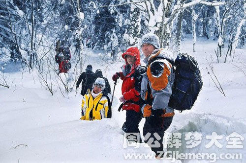 雪地摔倒