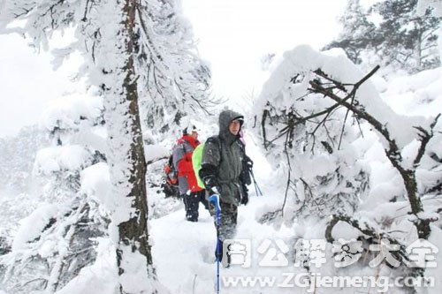 雪山上行走