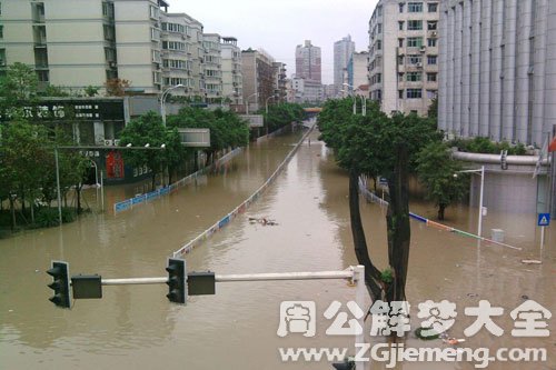 暴雨冲毁房屋