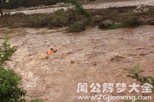 河水暴涨漫过路