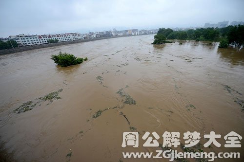 河水暴涨淹没家园