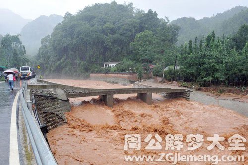 河水暴涨浑浊