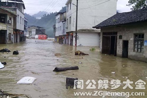 河水暴涨漫过桥