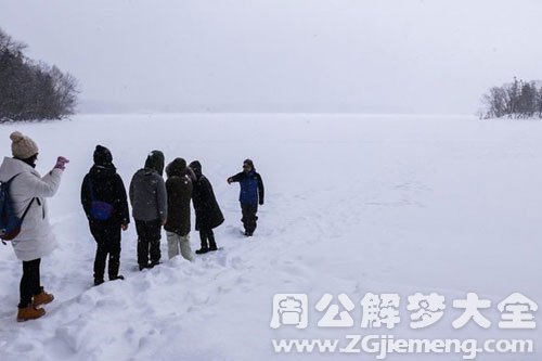 梦见很厚的积雪