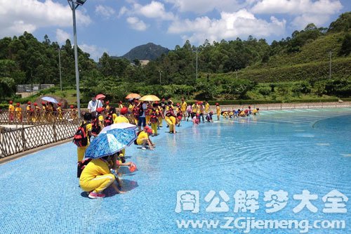 梦见山水好多人游泳