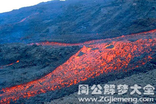 火山爆发岩浆扑来