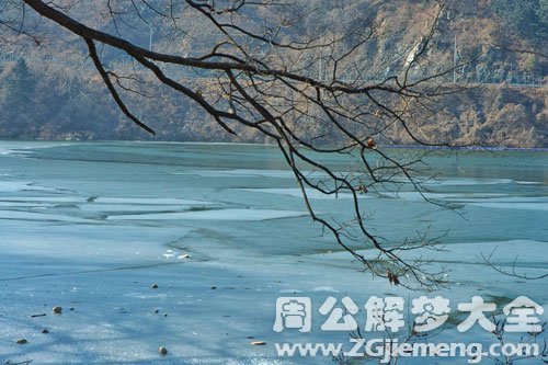 河水结冰船动不了