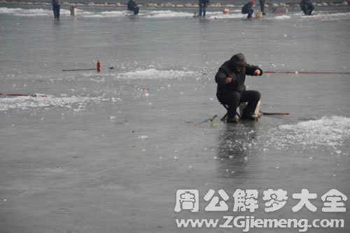 河水结冰在冰上走