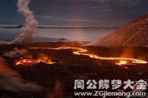 火山爆发冒浓烟