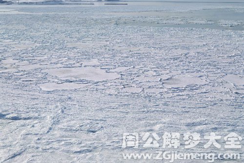 河水结冰满地的雪