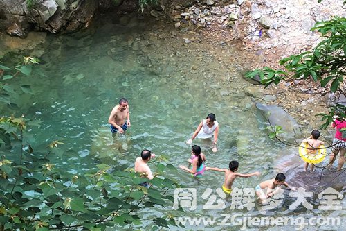 梦见水潭玩水