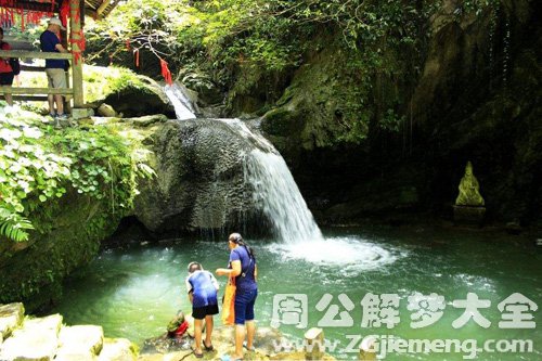 梦见水潭里捞人