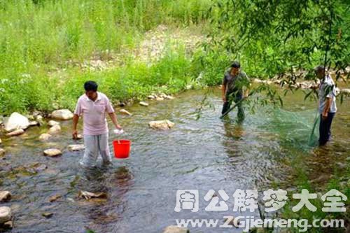 梦见从河里打水