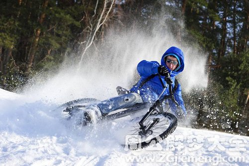 梦见雪地里骑车摔倒