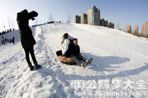 梦见雪地里一只鞋