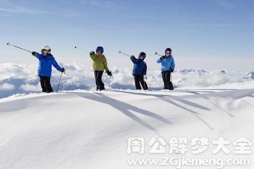 梦见雪地里滑雪