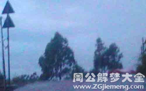 梦见登上山顶却下雨.jpg