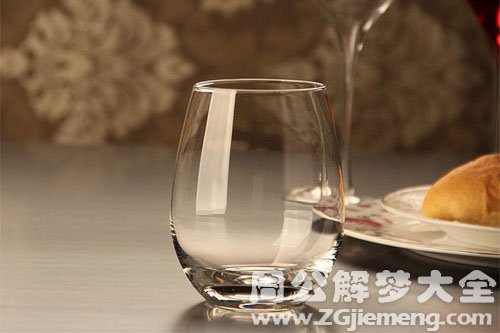 梦见玻璃杯