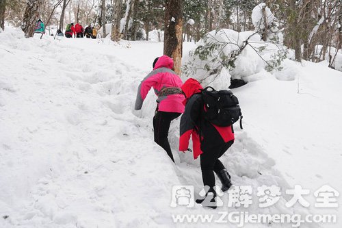 梦见旅游穿的很厚