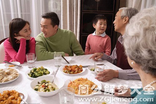 梦见过年回家和家人聊天