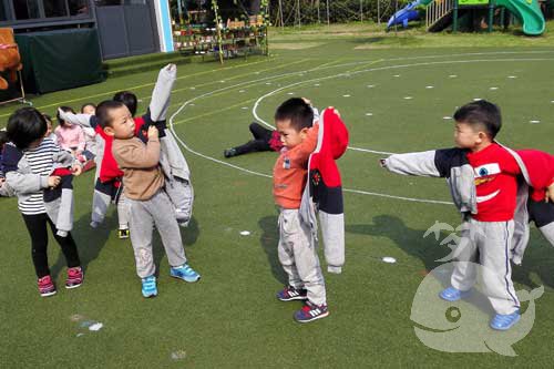 梦见给小孩穿衣服