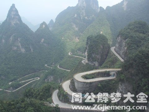 梦见坐车走山路.jpg